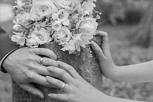 Vacker bild med händer och bröllopsbuketten